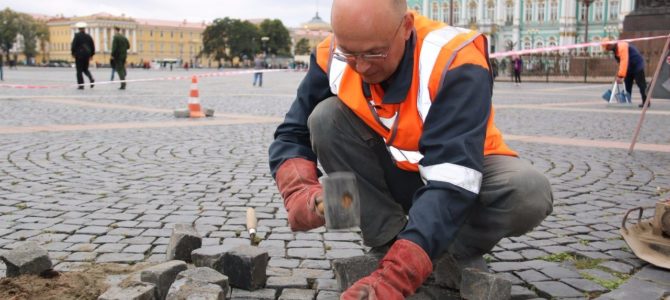 На Дворцовой стали приклеивать брусчатку, На Дворцовой стали приклеивать брусчатку,