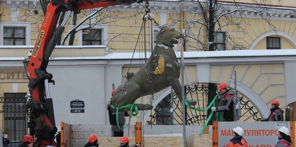 Грифоны впервые покинули Банковский мост